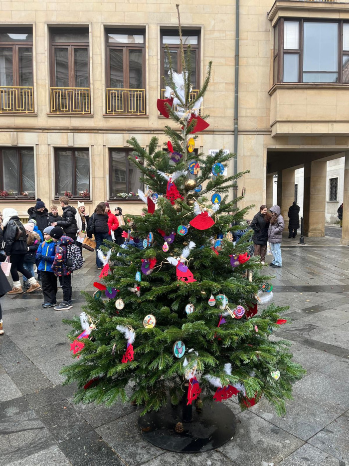 Žiaci výtvarného odboru sa zapojili do projektu BKIS - "Vianočný les"