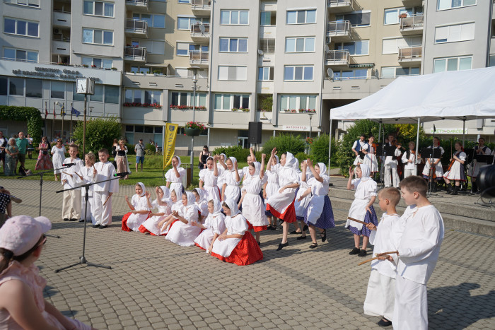 Folklór na námestí - vystúpenie DFS Čečinka a FS Čečina