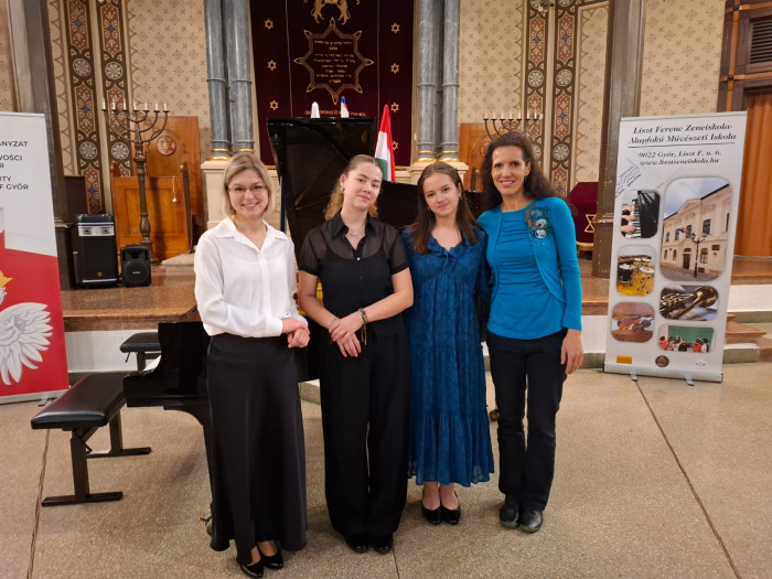 Nela Harmanová a Petra Slaninová účinkovali na Festivale poľskej hudby v Györy