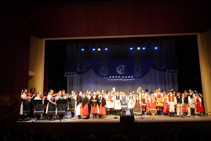 Vianočný koncert DFS Čečinka a FS Čečina Keď tá jasná hviezda v Dome kultúry Dúbravka